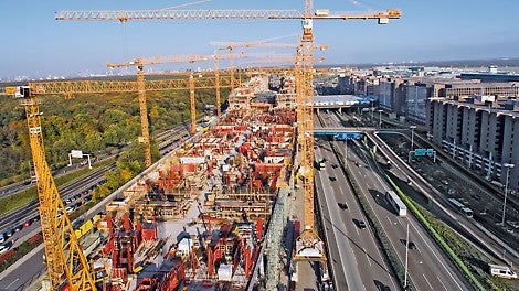 Die einmalige Architektur sowie die einzigartige Lage von &quot;The Squaire&quot; brachten extreme logistische Herausforderungen mit sich.