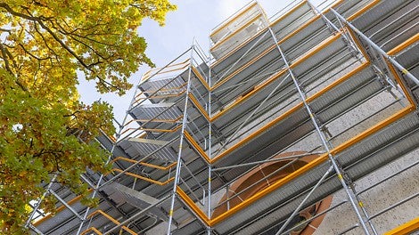 Im Fokus der Aktion steht die vorlaufende Geländermontage bei der Treppe 67. Das Paket beinhaltet 5 Treppen inkl. Geländer, Riegel, Steckbolzen sowie Verpackungsmaterial.