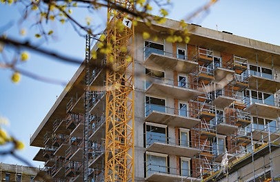 Se están utilizando andamios modulares PERI UP entre los balcones para ayudar con la instalación de las jardineras para la fachada verde.<br/>(Foto: PERI Hungría)<br/>