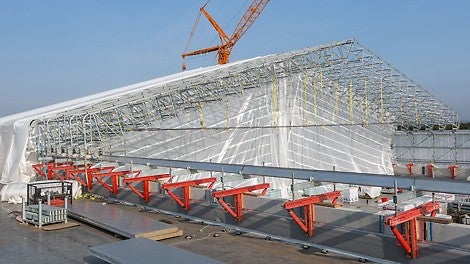 Auf dem Flachdach eines Kühlhauses im Raum Oldenburg sorgte eine PERI Lösung mit fahrbaren LGS Wetterschutzdächern für einen reibungslosen Arbeitsablauf bei gleichzeitiger Aufrechterhaltung der Produktion.