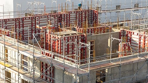 Zu Spitzenzeiten sind etwa 4.500 m² der einseitig bedienbaren MAXIMO 300 Wandschalung im täglichen Einsatz.