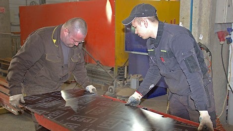 В местах стыковки фанеры используется шиповое соединение. Это обеспечивает лучшую жесткость и исключает возможность протекания бетонного молочка и отрыва фанеры от рамы.