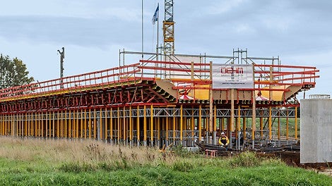Die 211 m lange Brücke im Überflutungsgebiet der Ems ruht auf 85 Bohrpfählen und wird in drei Betonierabschnitten mit jeweils 57 m bzw. 88 m Länge hergestellt.