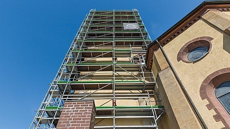 mba-Inhaber Bachmayer verwendet PERI UP Easy zusammen mit in grüner Firmenfarbe gepulverten Bordblechen.