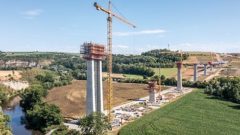 Insgesamt 16 Pfeiler tragen die 1,2 km lange Brücke über das mittlere Saaletal, davon zwei Doppelpfeiler links und rechts der Saale.