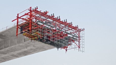 Pre vytvorenie bezpečných pracovných plošín a prístupov mohli byť ideálne skombinované systémy VARIOKIT a PERI UP