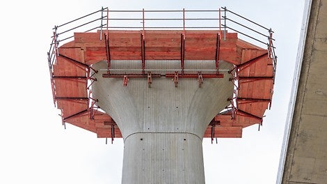Zur Montage der Auflager und beim Vorschub des Überbaus diente das an den Pfeilerköpfen montierte VARIOKIT Gesimskappen- und Konsolsystem VGK als sichere, umlaufende Arbeitsbühne in großer Höhe.