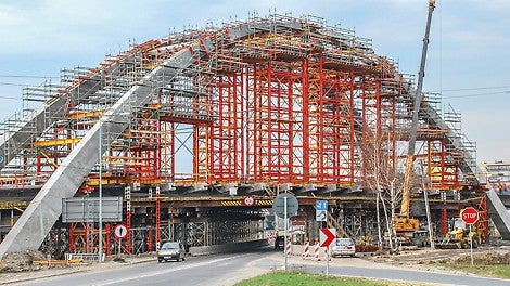 Zatížení od oblouku a vysoká výška s vysokopevnostními věžmi VST.