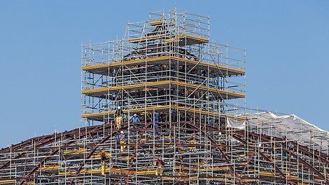 When refurbishing complex structures, PERI UP Flex can create safe end-to-end working levels. Thanks to its high level of flexibility, the working scaffold required can be easily adapted to suit the geometry of the building.