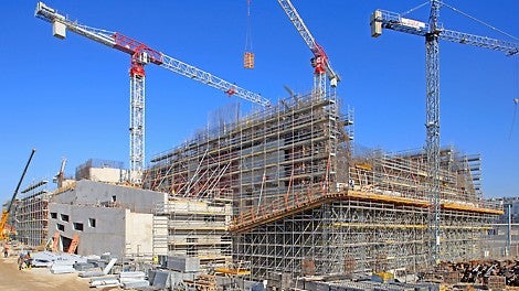 The PERI UP Rosett modular scaffolding was used as shoring and working scaffold. PERI UP Rosett nodes at 50 cm spacings provided connecting possibilities in all directions. In those areas with particularly high loads, the legs were bundled together by means of 25 cm long ledgers in 25 cm increments.