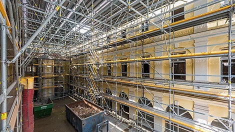 Der Innenhof des Barockgebäudes wurde vollständig mit dem PERI UP Gerüstbaukasten eingerüstet. Das geringe Bauteilgewicht und die nahezu kupplungsfreien Verbindungen ermöglichen eine einfache und schnelle Montage.