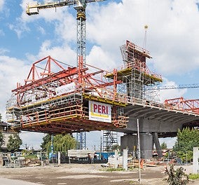 Die PERI Lösung für den Freivorbau basiert auf Kernbauteilen und ergänzenden Systeymbauteilen aus dem VARIOKIT Ingenieurbaukasten<br/>