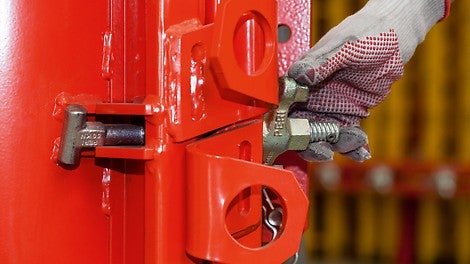 The tie yokes with self-cleaning hexagonal thread are permanently connected to the panels and cannot be lost.