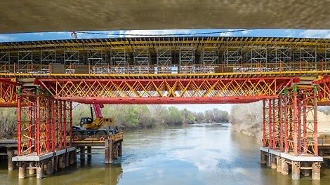 VRB rešetka je korišćena za premošćavanje centralnog raspona ukupne dužine 28m, koje se oslanjaju na VST tornjeve visine 8m.