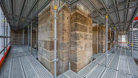 Mit dem durchgängig metrischen Systemraster der PERI UP Flex Bauteile und der Möglichkeit des Richtungswechsels der Beläge lässt sich das Modulgerüst äußerst flexibel an nahezu jede Bauwerksgeometrie anpassen.