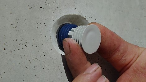 Korķis ar briestošas gumijas galu savilču vietu noblīvēšanai