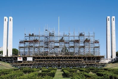 The 26 m high rear tower was a complex structure as it could not be tied and anchored in the usual way. There was also a historic statue in the centre of the scaffolding that needed to be protected.<br/>(Photo: PERI SE)
