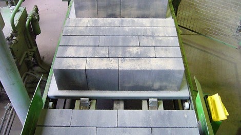 Das geringe Eigengewicht der PERI Pave Produktionspalette durch den äußerst stabilen Multiplex-Aufbau führt zu Energieeinsparungen beim Transport durch den Maschinentakt. Die Taktzeiten werden durch den Wegfall der Entnahmeplatten verkürzt, was die Effizienz der Produktion erhöht.