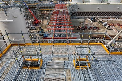 Das PERI UP Fassadengerüst für komplexe Gebäudestrukturen bietet ein Systemraster von 25 cm und 50 cm. Die Vielfalt an Riegeln mit Längen ab 25 cm erlaubt auch den Richtungswechsel von Belägen. Das sorgt für maximale Anpassungsfähigkeit an projektspezifische Geometrien - ganz ohne Kupplungen.<br/>