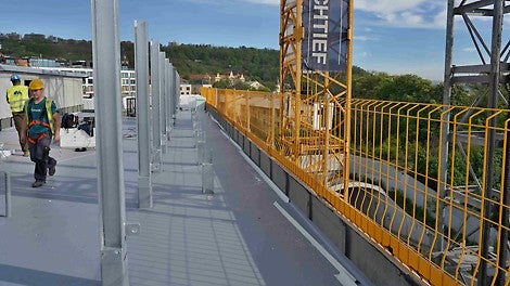 Zabezpečení proti pádu u okrajů stropních desek se systémem ochranných mříží PROKIT.