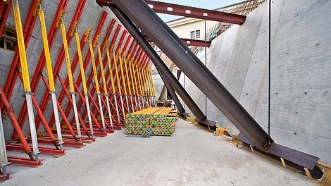 Aus statischen Gründen wurden alle Wände und Decken bis zur Fertigstellung des kompletten Rohbaus mit Systemteilen aus dem PERI Portfolio abgestützt.