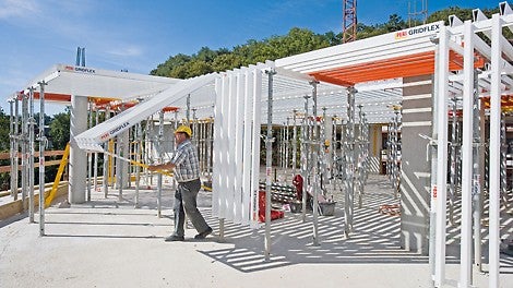 The assembly sequence is very simple: hook-in element, push into position with the shuttering aid, attach slab prop and position vertically.<br/>