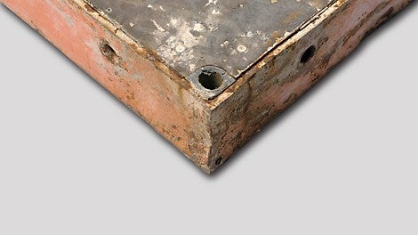 Cassaforma a telaio non risanata e deformata con fori funzionali sporchi