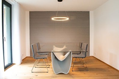 Bis auf zwei Wände wurden im gedruckten Mehrfamilienhaus alle Innenwände verputzt. Die nicht verputzen Wände dienen als Designelement und Blickfang.