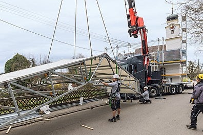 Innerhalb eines halben Tages konnten die LGS Binderelemente mithilfe eines mobilen Krans von nur zwei Gerüstbauern zu knapp 10 m langen Dachsegmenten am Boden vormontiert werden.