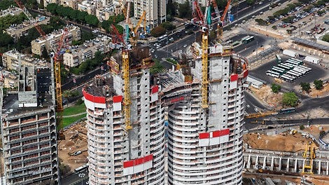 With customised engineering services, competent support during the entire construction phase and just-in-time deliveries of the required system equipment, PERI supported the rapid construction progress. The Young Towers are two residential towers with an elliptical layout in the center of Tel Aviv. The construction of the 40 and 46-story building complex, which is connected at the top and bottom, was accompanied by high quality requirements.