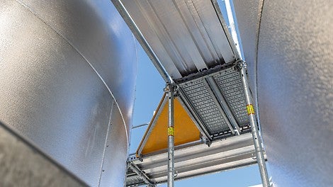 Die Einsparung von Vertikalstielen und der Verzicht auf eine werkzeug- und zeitintensive Kupplungsmontage ermöglichen auch komplexere Einrüstungen mit wirtschaftlichen Mitteln.