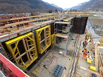 La cassaforma esterna MAXIMO è realizzata per metà. È possibile armare con l&#039;aiuto delle impalcature provvisionali per posa ferri di armatura PERI UP. <br/>Le piattaforme e passerelle di ripresa CB offrono un piano di lavoro sicuro.