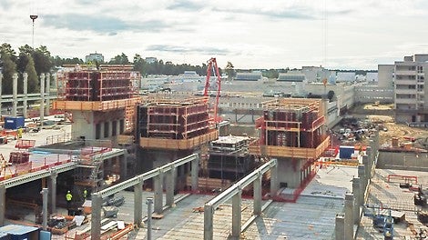 Sairaalan rungon keskeisiä rakenneosia ovat neljä jäykistävää paikallavalettavaa hissi- ja porraskuilua. Hissikuilujen valu on ratkaisevan tärkeässä osassa kokonaisaikataulun kannalta.