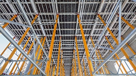 Kerge kaaluga ja paindlikud SKYDECK ja MULTIPROP süsteemi komponendid aitasid vahelagede valamisel aega ning raha säästa.<br/>(Foto: PERI GmbH) <br/>