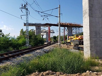 Подходяща е за премостване на контактна мрежа при електрифицирани ЖП участъци