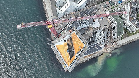 Die Konstruktion der komplexen Spitze des Gebäudes erforderte größere technische Berechnungen. Hierbei mussten sämtliche Rahmenbedingungen berücksichtigt werden – von Wind und Wetter bis hin zur Sicherheit der Arbeiter auf dem Gerüst sowie der Passanten.