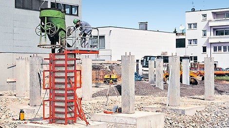 Platforma betoniarska wykonana z aluminium pasuje do przekrojów w zakresie od 20 cm x 20 cm do 60 cm x 60 cm. Dzięki niewielkiemu ciężarowi bez problemu montuje się ją ręcznie.