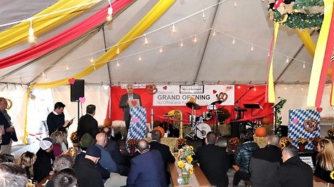 Rich DelGiacco (VP PERI USA) welcomes customers and employees to PERI’s new facility.