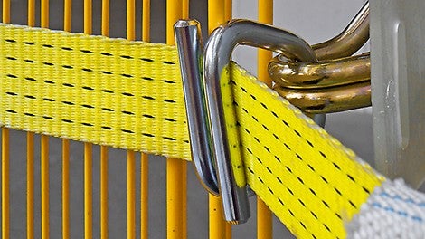 Upínací popruhy se protáhnou oky, hák se zavěsí a uzavře smyčku okolo sloupku.