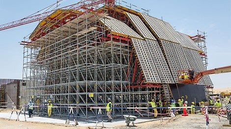 The formwork elements for the dome were individually planned and pre-assembled. On site, the individual segments are quickly and efficiently installed.