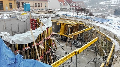 Priestor vo vnútri podkovitého predbránia dvojpodlažného objektu slúži na prepojenie Rhodyho ulice s hradnou priekopou. Vnútorné priestory budú využívané na kultúrno-prezentačné účely