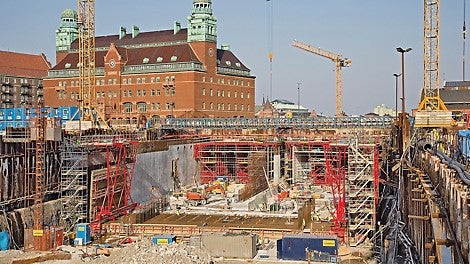 The PERI tunnel formwork solution allowed construction of the Malmö City Tunnel in 10-day cycles. Bottom plate and external walls were completed in one operational sequence – the tunnel slab was subsequently constructed using two PERI slab formwork carriages.