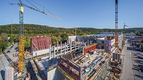 Das neue Produktionsgebäude erstreckt sich auf 170 m Länge und 50 m Breite. Die Rohbaufertigstellung erfolgte in nur 10 Monaten Bauzeit.