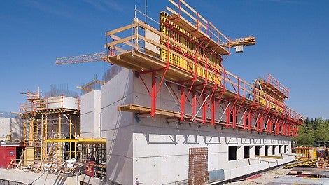 Die Aufhängepunkte der KG 180 Arbeitsbühne wurden in die vorhandenen Ankerstellen integriert. Zusätzliche Störstellen im Betonbild wurden so vermieden.