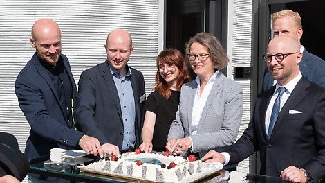 A cake at the opening. f.l.t.r. Architect Waldemar Korte (Mense - Korte Ingenieure + Architekten), Dr. Fabian Meyer-Broetz (Head of 3D Construction Printing, PERI AG), Dr. Jennifer Scheydt (Head of Engineering &amp; Innovation, HeidelbergCement AG), Minister Ina Scharrenbach, Michael Gerdhenrich (Mayor of Beckum), Henning Rehbaum (2nd row hidden, MdL NRW).<br/>(PERI AG)