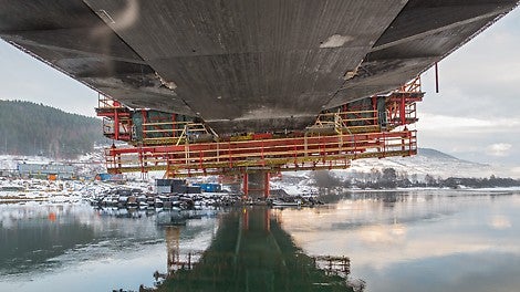 Another requirement for the bridge formwork was the realization of a board-type structure for the concrete surface.