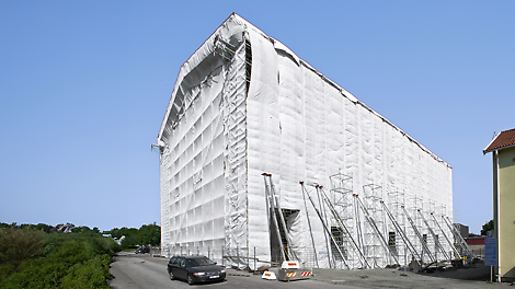 Während bei dem Projekt in Schweden noch eine Plane zum Einsatz kam, ist es heute unser PERI UP Cladding.