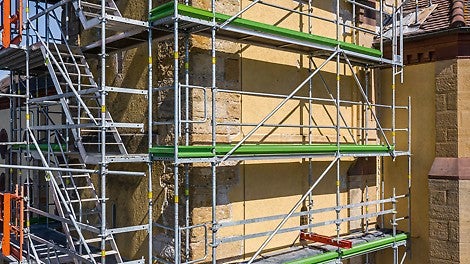 Das Gerüst der Ostseite lagert auf einem auskragend montierten und im Innern gekoppelten VARIOKIT Systemstahlriegel, der durch Fensteröffnungen im Kirchturm geführt wurde.