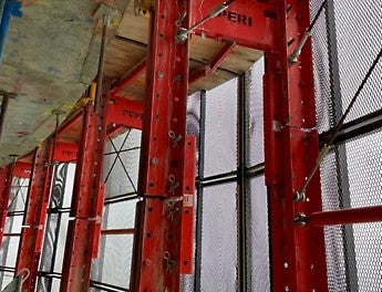 The low weight of the screens combined with hydraulic lifting enabled two screens to be cycled simultaneously. 