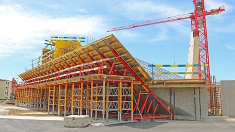 Die Unterkonstruktion wurde erweitert, die VARIO-Schalung nach oben gezogen.
